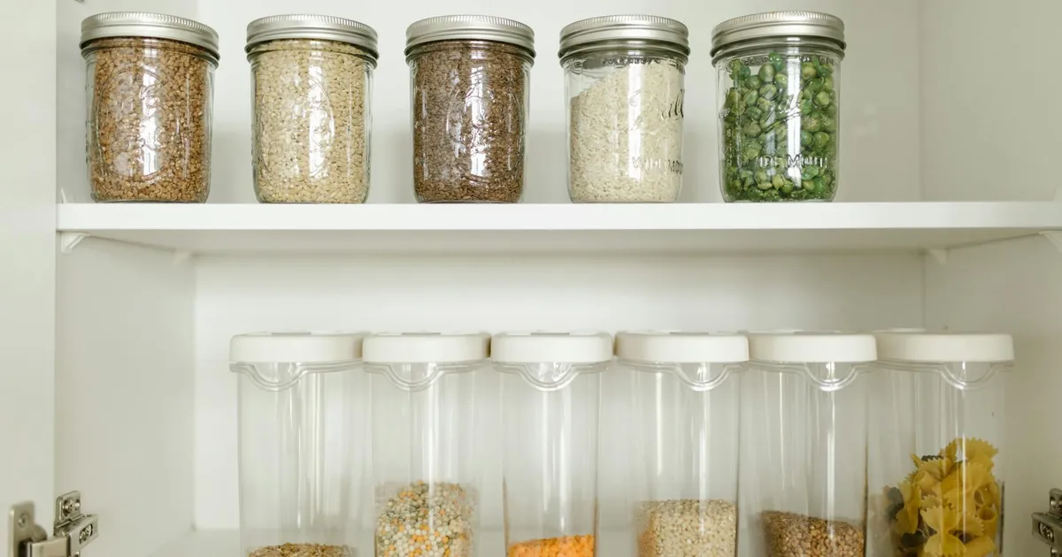 Glass containers offer superior durability and safety over plastic containers for food storage. This guide compares glass containers vs plastic containers.